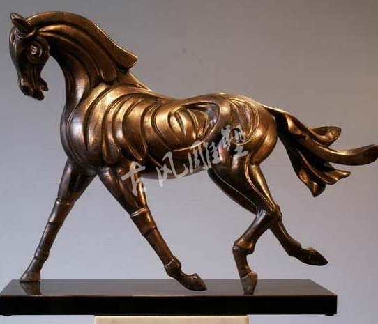 锻铜马雕塑